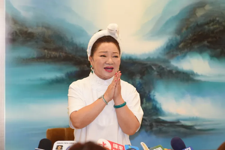 白冰冰入圍後，開心的跟菩蕯與家中的祖先報喜訊。娛樂中心
