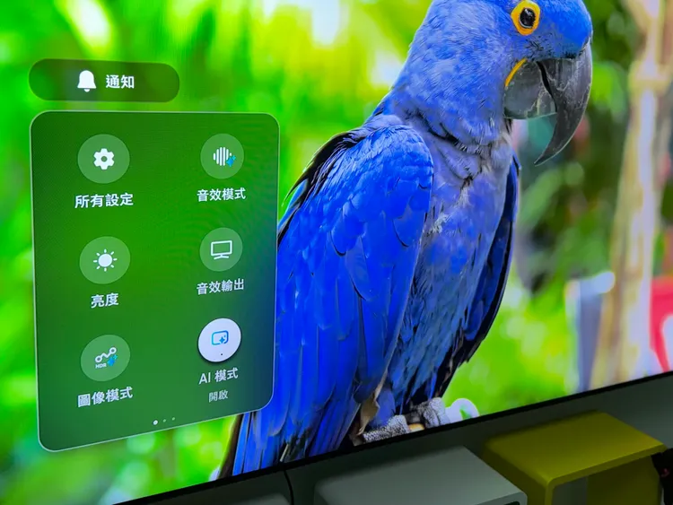 在設定中可以看到AI模式，會依照環境音量自動調整聲音大小、周遭燈光調整畫面明亮。趙筱文攝