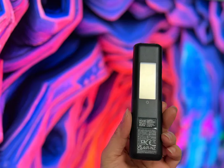 遙控器不只可使用USB C充電，背面還有太陽能面板可以協助蓄電。趙筱文攝