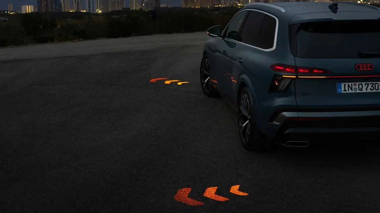 Audi Q7最新專利曝光 投影式方向燈警示機車騎士