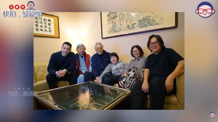 金漢（左三）本名畢仁序，和凌波（左二）育有兩個兒子畢國智（右）、畢國勇（左）。翻攝汪曼玲《快拍.曼鏡頭》YT
