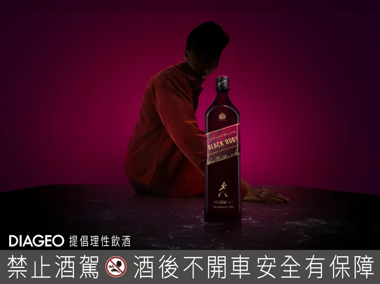 約翰走路 Black Ruby 融合 PX Oloroso 雪莉桶、波本桶與紅酒桶，700ml 售價 850 元。帝亞吉歐提供