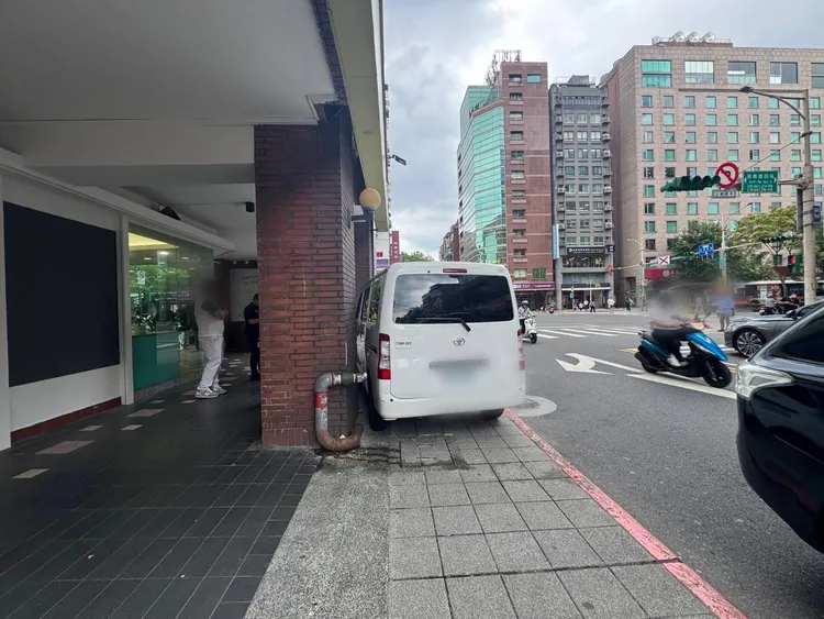 箱型車撞上騎樓柱子才停下。翻攝畫面