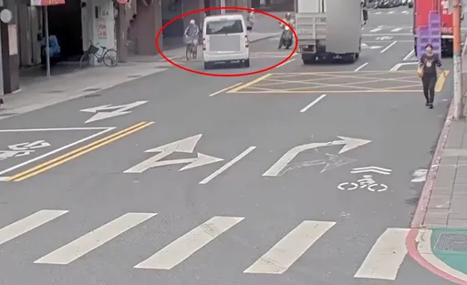 北市箱型車逆向衝騎樓撞柱　單車騎士驚險躲過死神