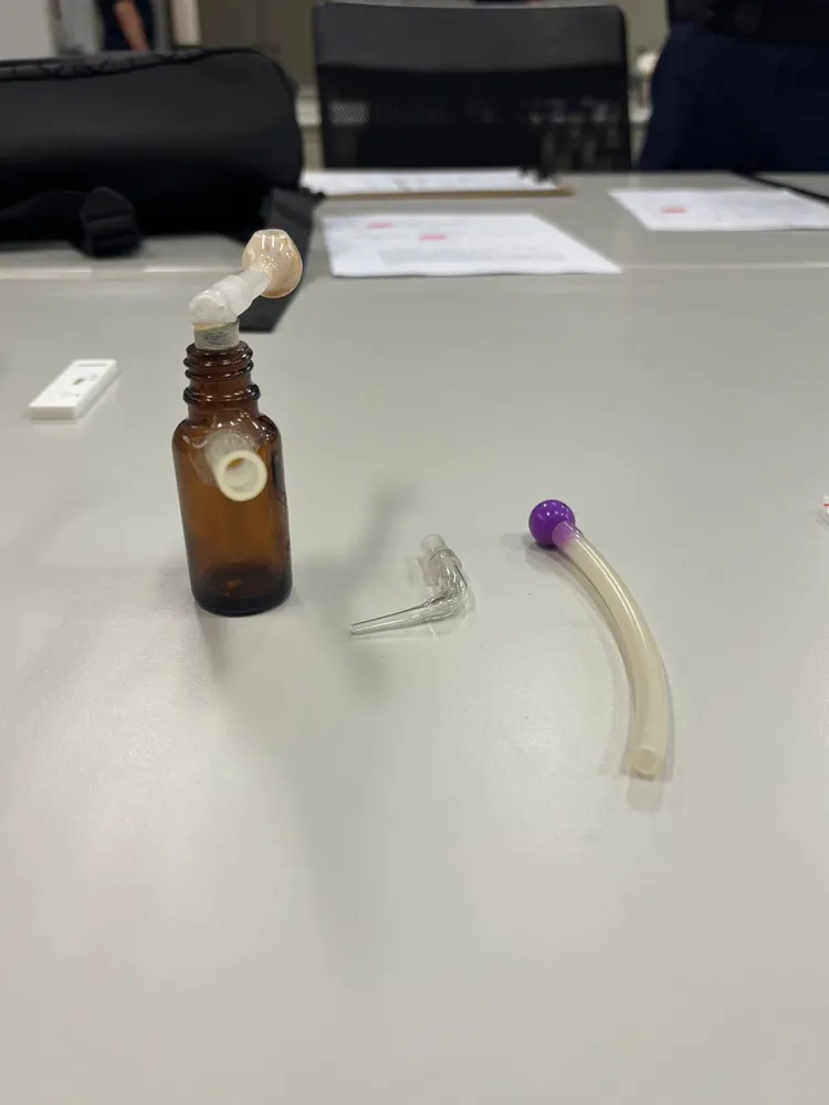 警方於嫌犯車內查獲安非他命及吸食器等證物。翻攝畫面
