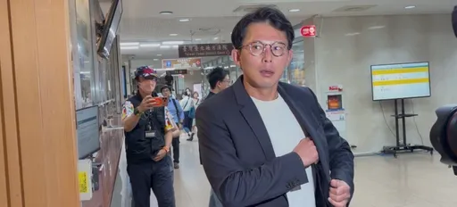 黃國昌再現身北檢！　他涉多起案件！今疑為狗仔偷拍案出庭