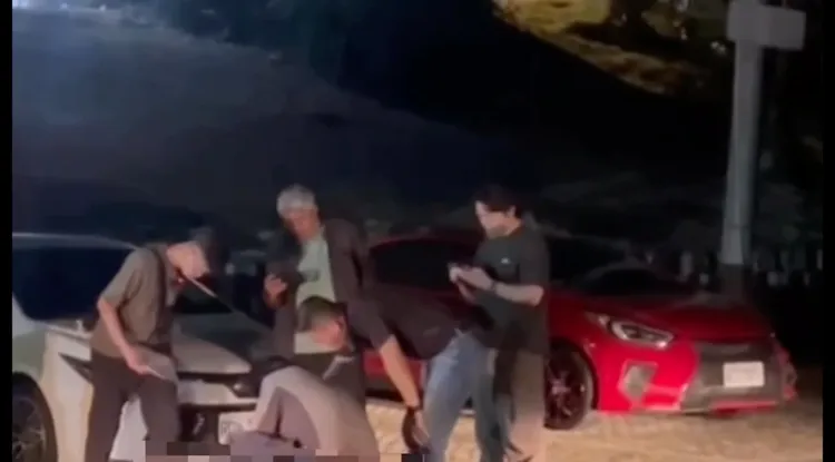 專案小組在2人外送毒品時，當場拘提到案。翻攝畫面