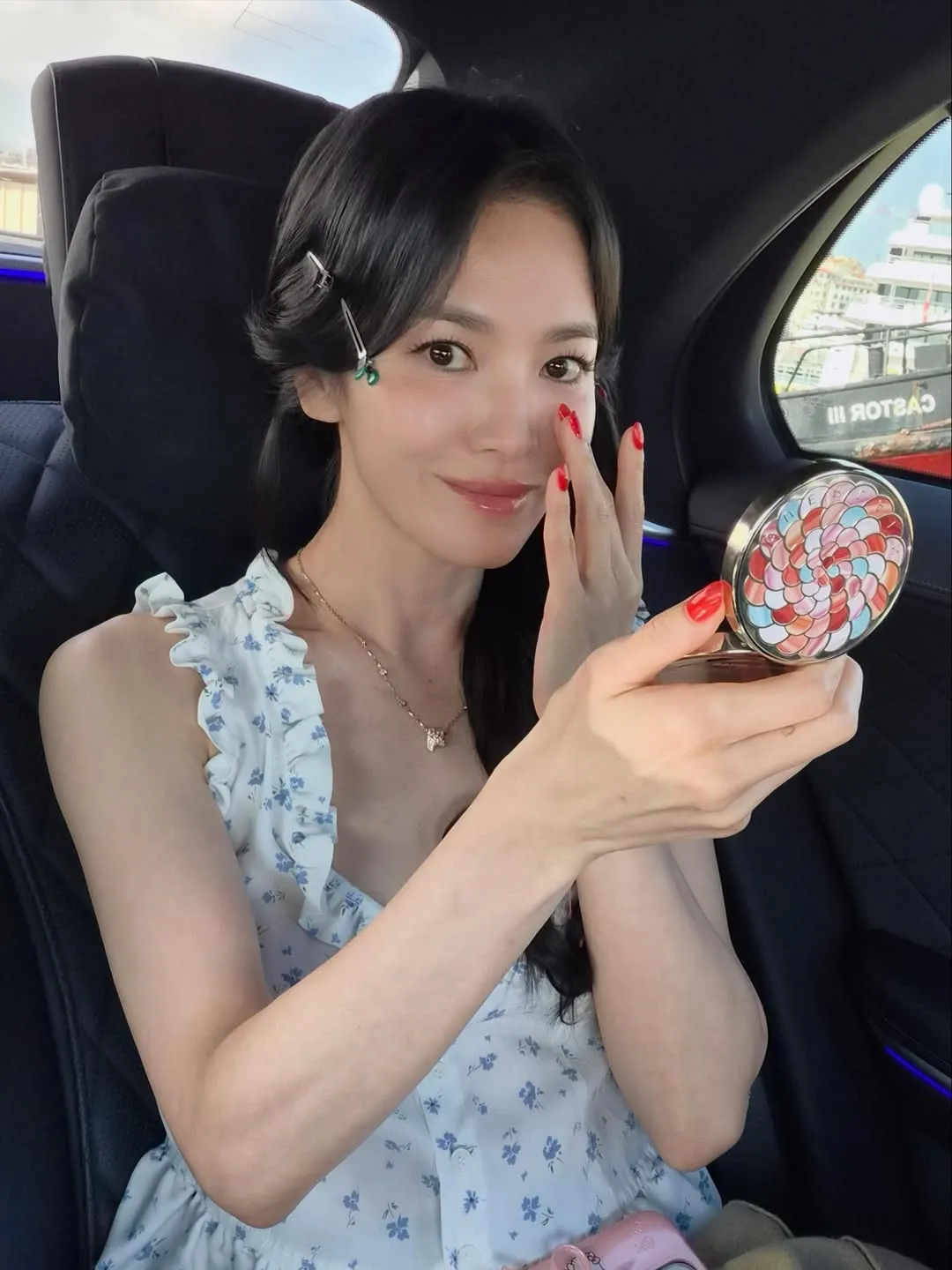 宋慧喬使用嬌蘭產品補妝。品牌提供