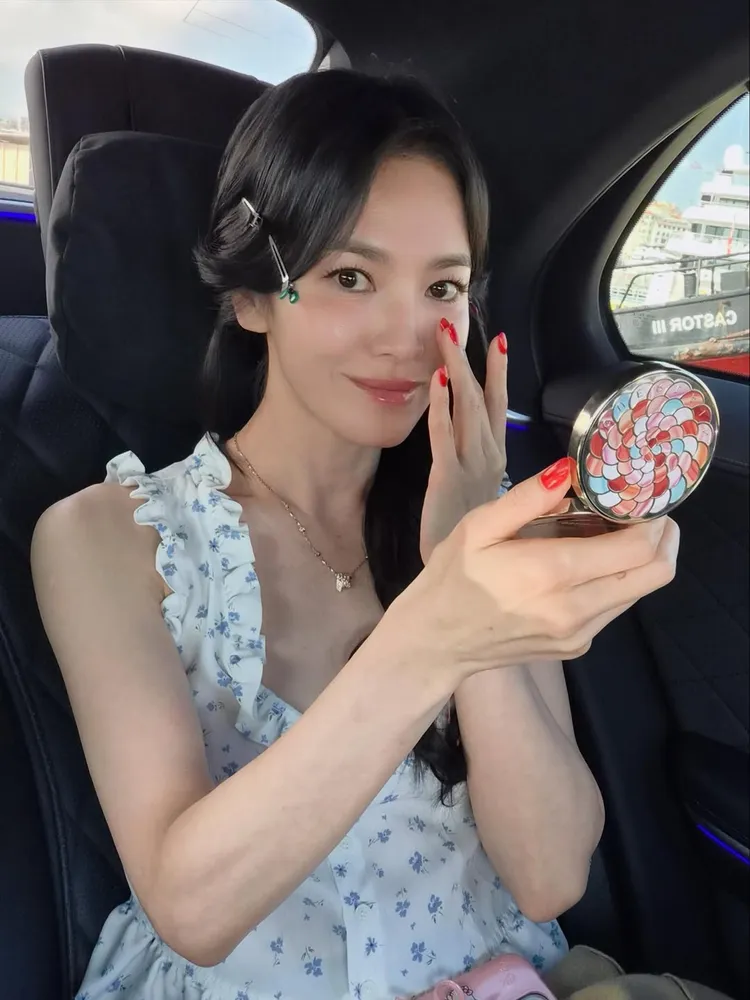 宋慧喬使用嬌蘭產品補妝。品牌提供