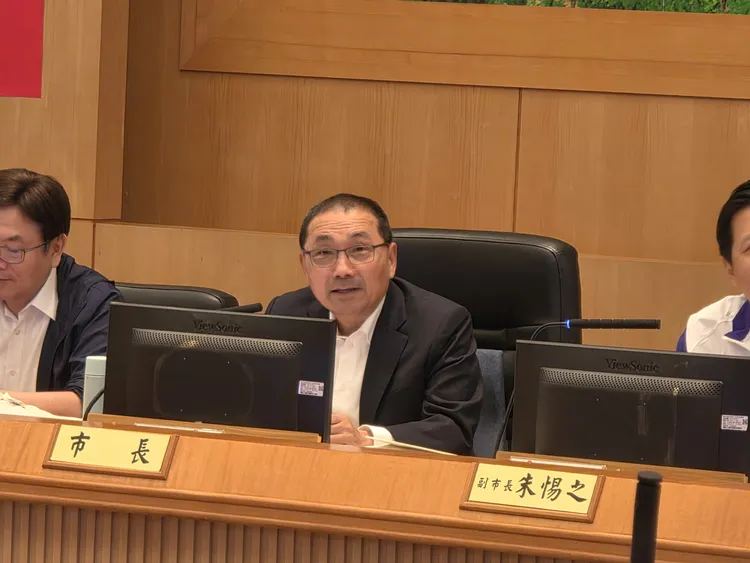 新北市長侯友宜肯定地政局全力協助民眾打詐阻詐。地政局提供