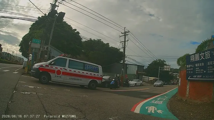 救護車不願逆向通過，在路口等到綠燈，前車起步後才跟著通過。翻攝Threads/yan_diego_31