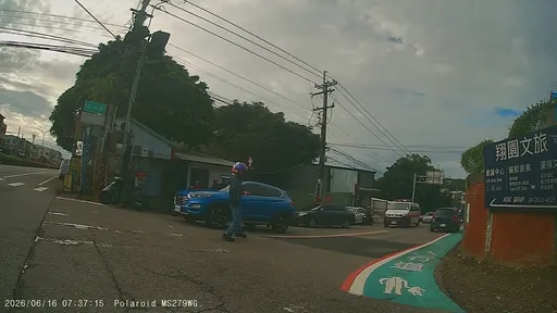 救護車遭前車擋道堅不逆向　熱心騎士指揮也沒用！消防員曝原因