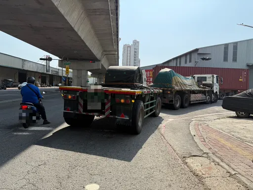 高雄大寮聯結車擦撞腳踏車！女騎士遭拖輾慘死