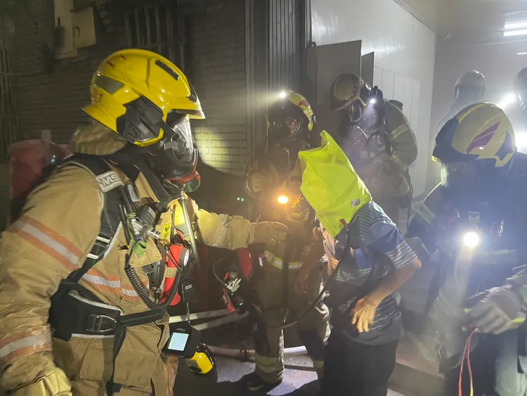 現場9大4小平安撤離，兩處火警疑似都是蓄電池起火。民眾提供