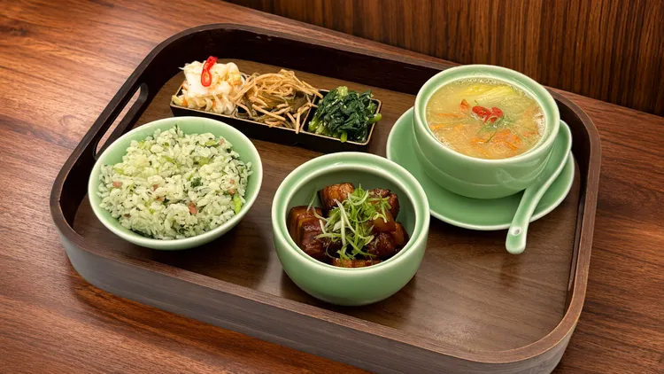 「東坡红燒肉菜飯套餐」從滷香紅燒肉到清雞湯，溫潤成席。業者提供