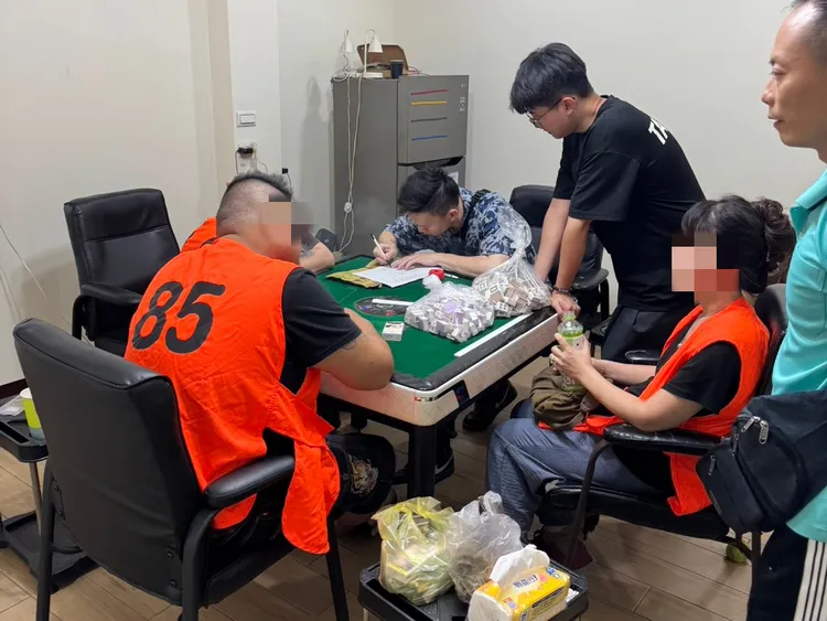 警方查獲賭客。中壢警分局提供