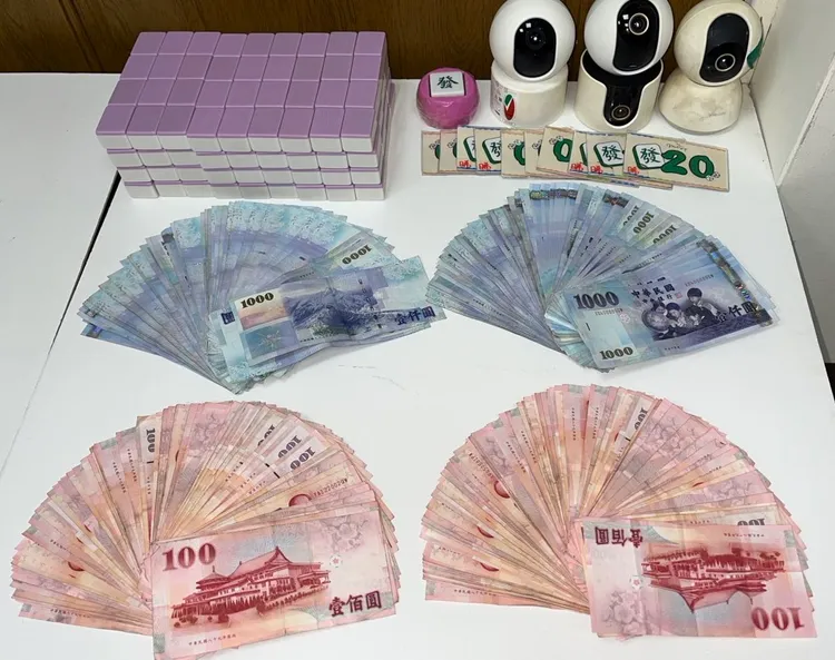 查扣賭資。中壢警分局提供