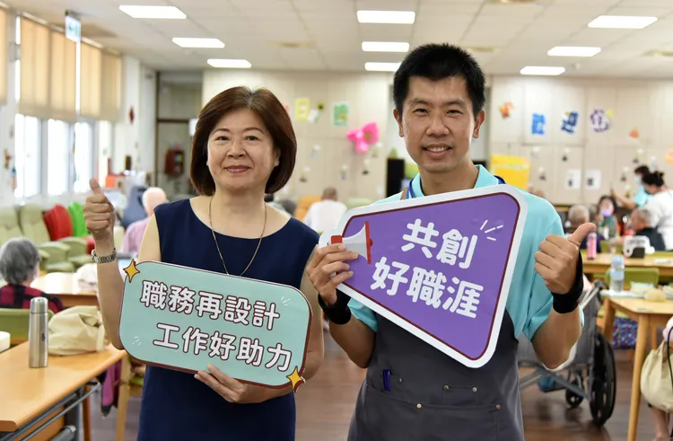 陳聖中(右)從傳產技術員轉任照服員，工作表現肯定。雲嘉南分署提供