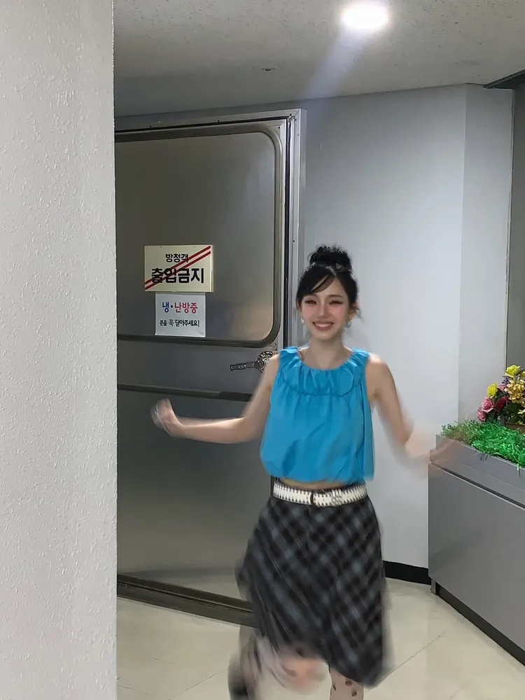 Karina日前在南韓全國地方選舉前夕，分享身著藍衣的照片，被網友聯想到支持特定政黨，意外捲入政治話題中。翻攝IG