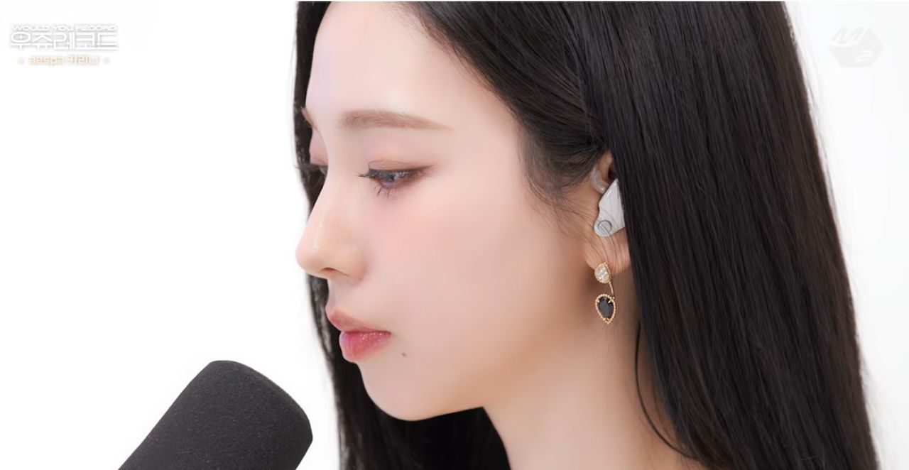 Karina套藍衣意外捲入政治話題 這回美戴BOUCHERON耳釘避開敏感色彩