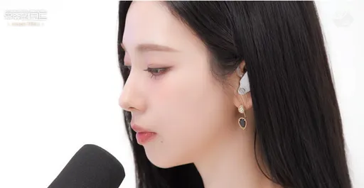 Karina套藍衣意外捲入政治話題　這回美戴BOUCHERON耳釘避開敏感色彩