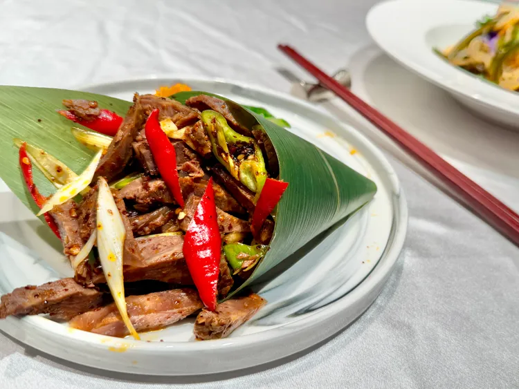 「虹橋辣牛肉」取名自《清明上河圖》中重要交通樞紐「虹橋」。莊偉祺攝