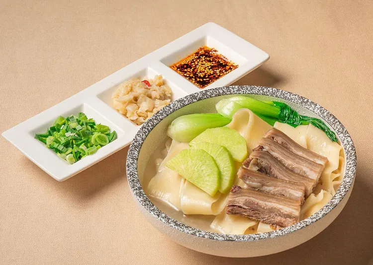 「汴梁羊肉燴麵」以主廚手工扯麵搭配慢燉7小時的羊腩肉。板橋凱撒大飯店提供