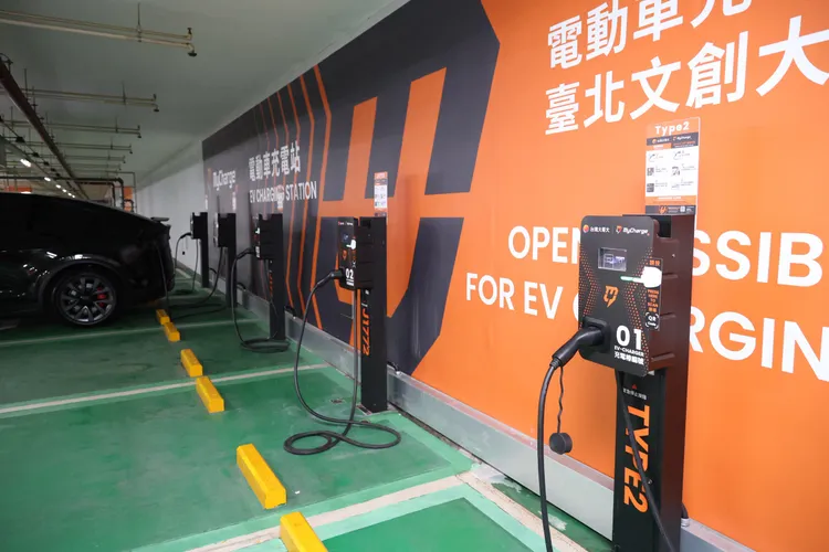 智慧汽車充電服務結合電動車、充電樁與能源管理系統，協助車主更即時掌握充電狀態，也讓充電從單純補電，延伸為智慧生活與節能管理的一環。莊宗達攝