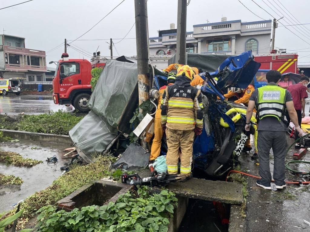 貨車撞成廢鐵!2人受困變形車頭 駕駛重傷不治