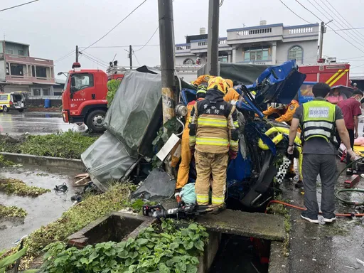 失控自撞路邊停車！小貨車卡雲林土庫田裡　駕駛傷重不治