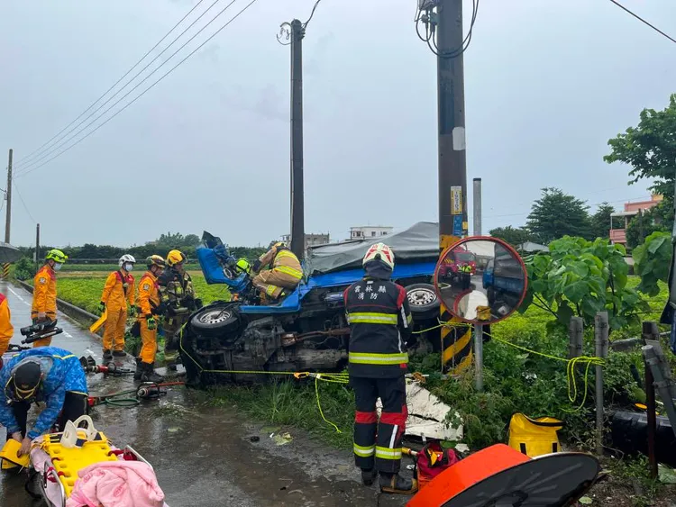 小貨車自撞，車體嚴重變形，造成1死1傷。翻攝畫面