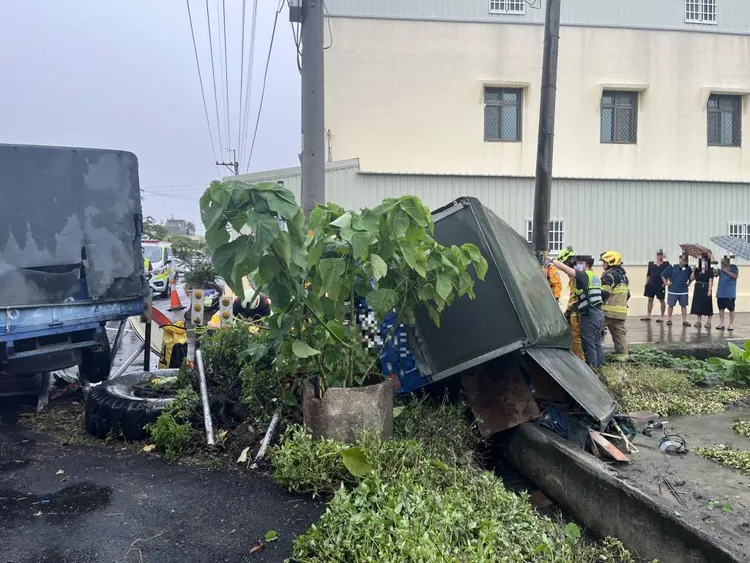 小貨車自撞，車體嚴重變形，造成1死1傷。翻攝畫面
