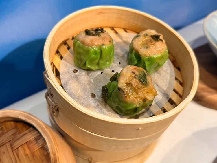 經典燒賣搭配香辣剝皮辣椒的剝皮辣椒燒賣皇，以鮮嫩豬肉內餡搭配剝皮辣椒的甘甜帶辣風味。陳揚盛攝