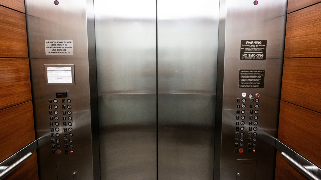 婦受困電梯「獲救時反而摔死」 保全緊急開門釀禍
