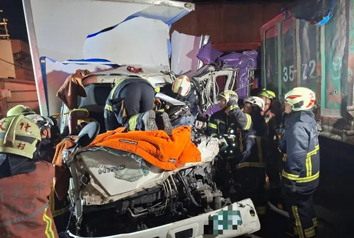 台15線林口段大貨車高速自撞停放巴士　41歲駕駛腿骨折送醫