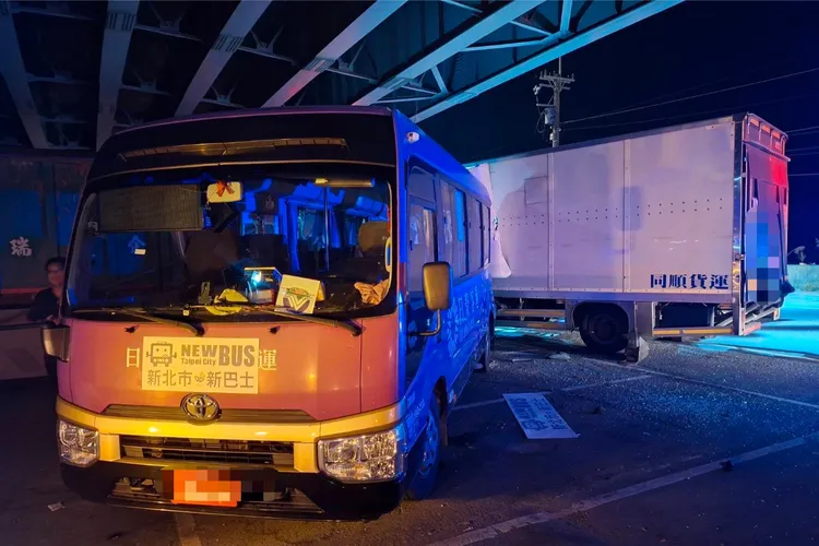 大貨車司機王男高速擦撞停放在橋下的中型巴士。翻攝畫面