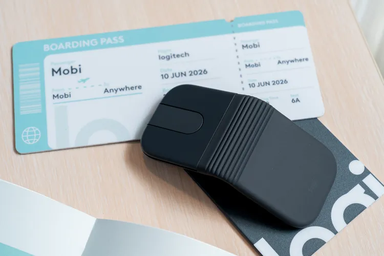 Logitech Mobi 無線摺疊滑鼠口袋尺寸設計　打造隨身行動辦公新體驗。羅技提供