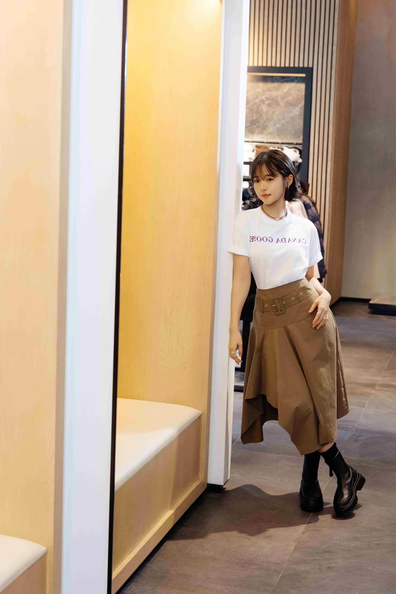 林廷憶表示夏日最愛單品就是白色T-Shirt。品牌提供