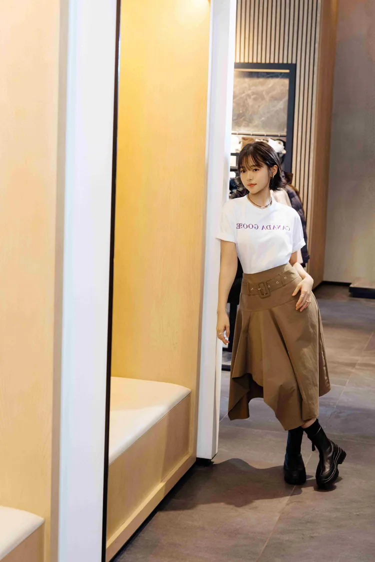 林廷憶表示夏日最愛單品就是白色T-Shirt。品牌提供