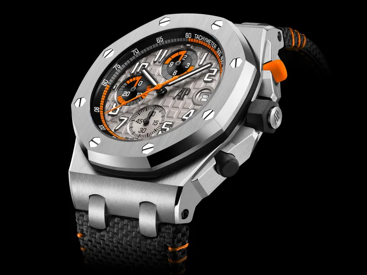 AP ROYAL OAK OFFSHORE皇家橡樹離岸型自動上鏈計時碼錶，42mm，精鋼錶殼，銀色「Méga Tapisserie 」超大格紋裝飾錶盤，易換式黑色紋理小牛皮錶帶，4404 自動上鏈機芯，動力儲存70小時，防水深度100米。品牌提供
