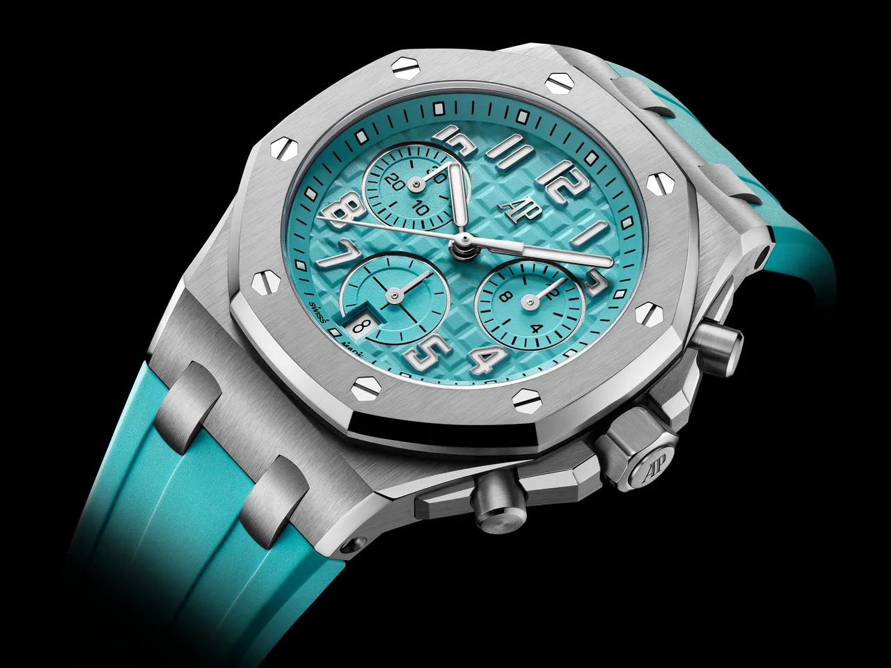 AP ROYAL OAK OFFSHORE 皇家橡樹離岸型自動上鏈計時碼錶，37mm，鈦金屬錶殼，青綠色「Tapisserie」格紋裝飾錶盤，青綠色易換式橡膠錶帶，6401自動上鏈機芯，動力儲存55小時，防水深度50米。品牌提供