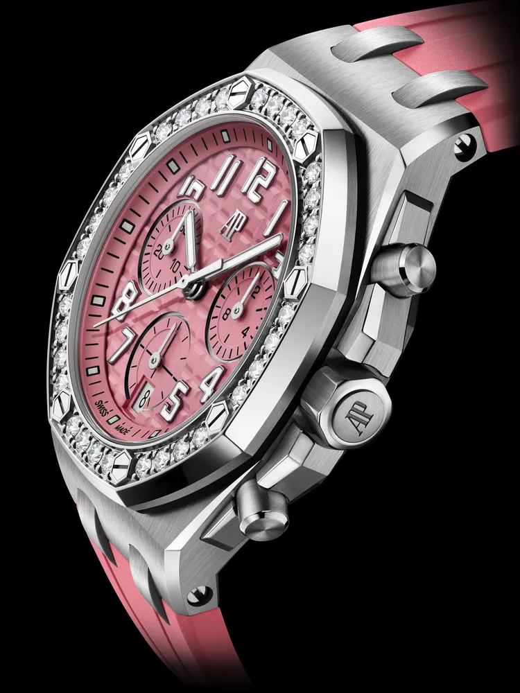 AP ROYAL OAK OFFSHORE 皇家橡樹離岸型自動上鏈計時碼錶，37mm，鈦金屬錶殼，粉色「Tapisserie」格紋裝飾錶盤，粉色易換式橡膠錶帶，6401自動上鏈機芯，動力儲存55小時，防水深度50米。品牌提供