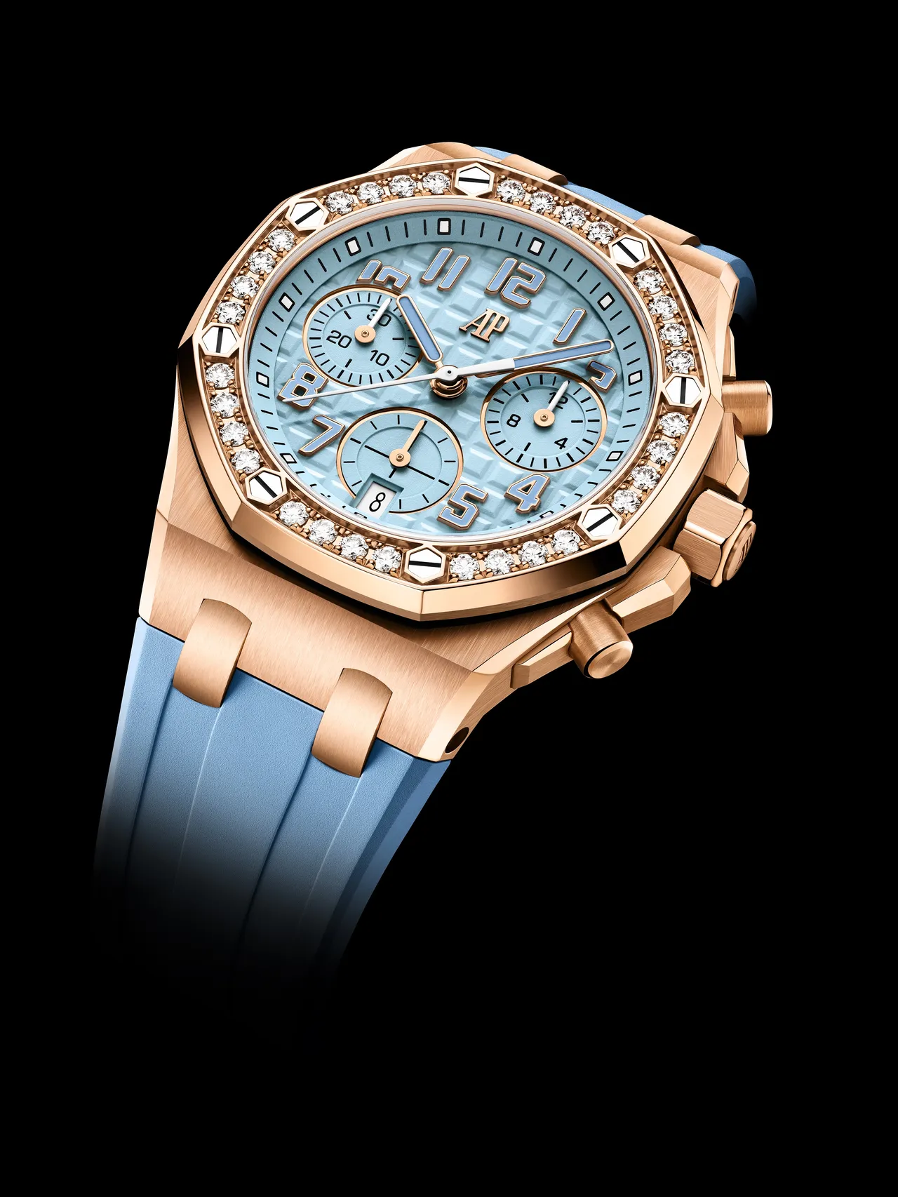 AP ROYAL OAK OFFSHORE 皇家橡樹離岸型自動上鏈計時碼錶，37mm，18K玫瑰金錶殼，淺藍色「Tapisserie」格紋裝飾錶盤，淺藍色易換式橡膠錶帶，6401自動上鏈機芯，動力儲存55小時，防水深度50米。品牌提供