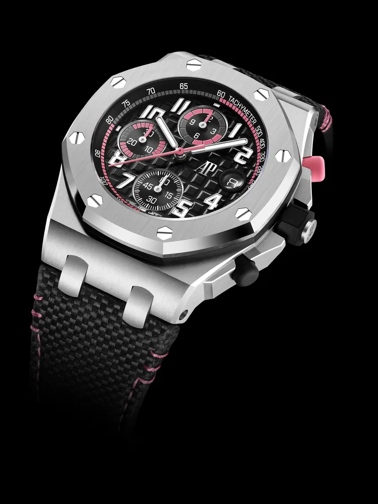 AP ROYAL OAK OFFSHORE皇家橡樹離岸型自動上鏈計時碼錶，42mm，精鋼錶殼，黑色「Méga Tapisserie 」超大格紋裝飾錶盤，易換式黑色紋理小牛皮錶帶，4404 自動上鏈機芯，動力儲存70小時，防水深度100米。品牌提供