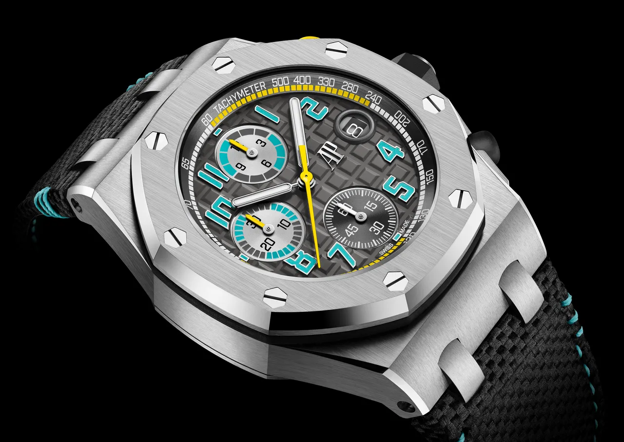AP ROYAL OAK OFFSHORE皇家橡樹離岸型自動上鏈計時碼錶，42mm，鈦金屬錶殼，深灰色「Méga Tapisserie 」超大格紋裝飾錶盤，易換式深灰色紋理小牛皮錶帶，4404 自動上鏈機芯，動力儲存70小時，防水深度100米。品牌提供
