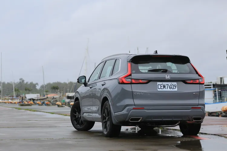 車尾延續CR-V招牌直立式LED尾燈設計，具備高度辨識度與現代科技感。林浩昇攝