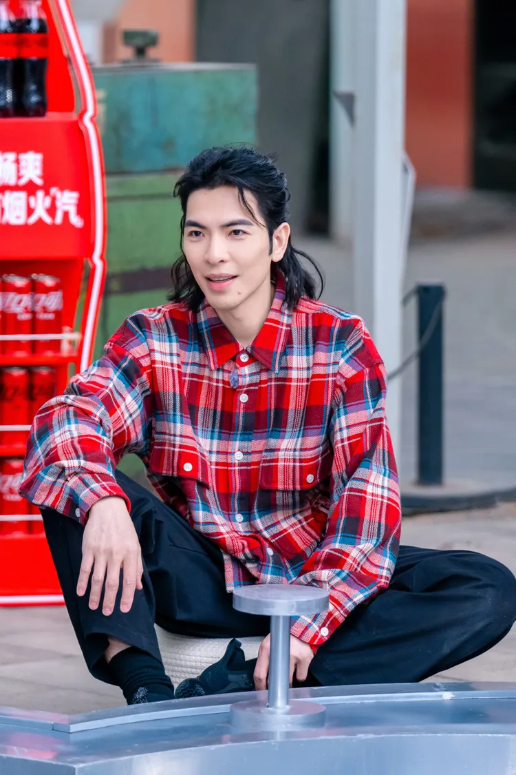 蕭敬騰與塢民聚會相談。喜鵲提供