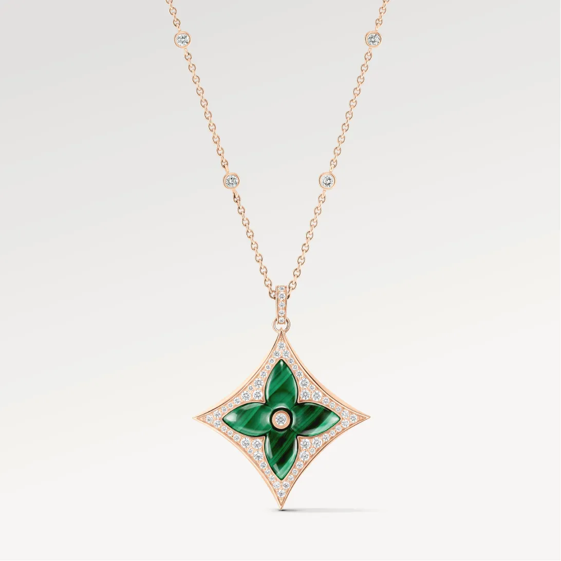 LV期間限定店獨家商品，Color Blossom XL玫瑰K金配孔雀石及密鑲鑽石飾牌吊墜，72萬元。品牌提供