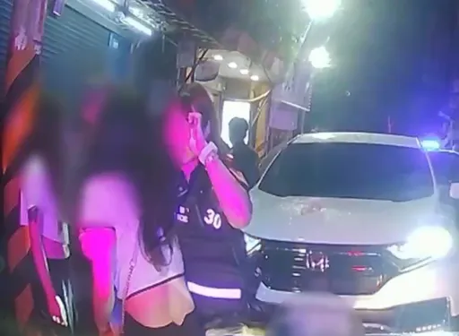 等計程車等到打起來！新莊酒吧外兩派酒客醉鬥　「5男女倒一團」全進警局
