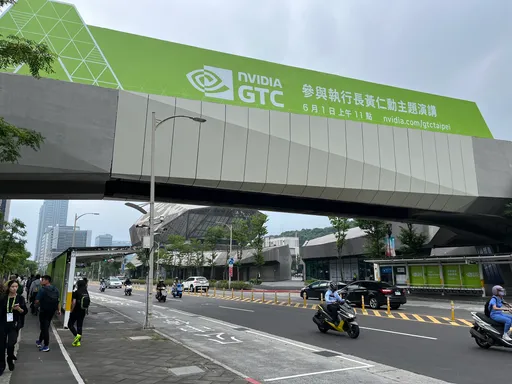 黃仁勳還沒開講先塞爆！AI大咖齊聚輪番開講　兒子黃勝斌也來了